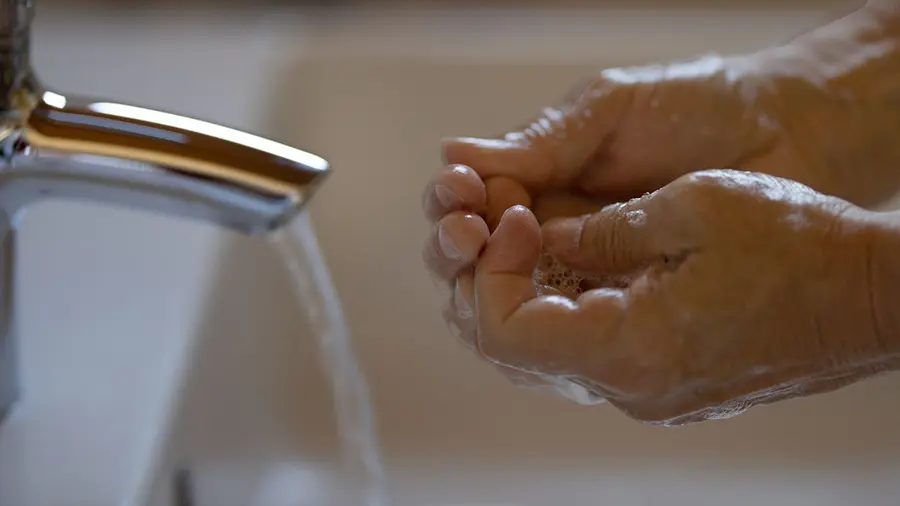 Técnicas de higiene y aseo personal en personas mayores: Guía para familias que cuidan en casa