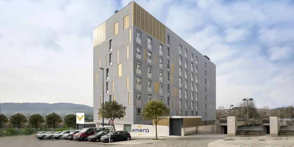 Fachada de la residencia Emera Vigo