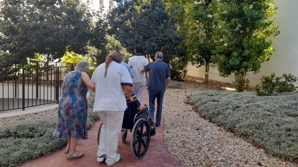 Persona mayor que deja de caminar: causas, señales y cómo proceder