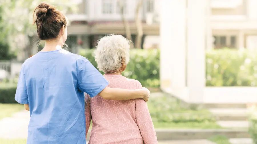 ¿Qué son los centros amigables y cómo benefician a las personas mayores?