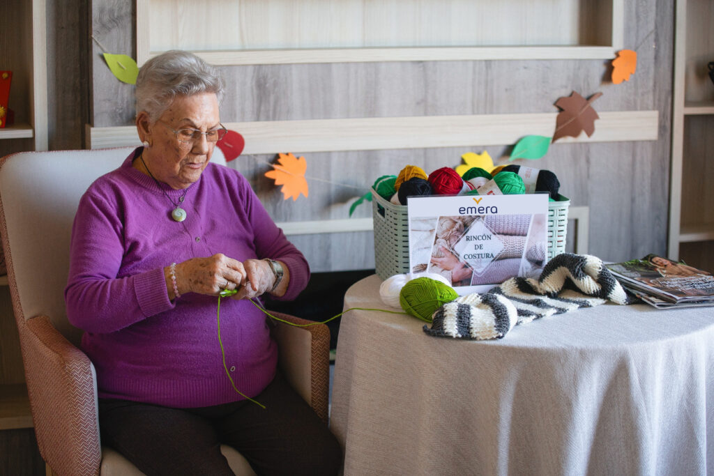Los tres centros Emera ofrecen actividades vinculadas con la historia personal de cada persona mayor